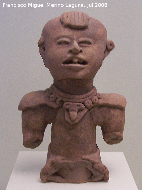 Museo de Arte Precolombino Felipe Orlando - Museo de Arte Precolombino Felipe Orlando. Figura sentada. Cultura El Tajn. 600 - 900 d.C.