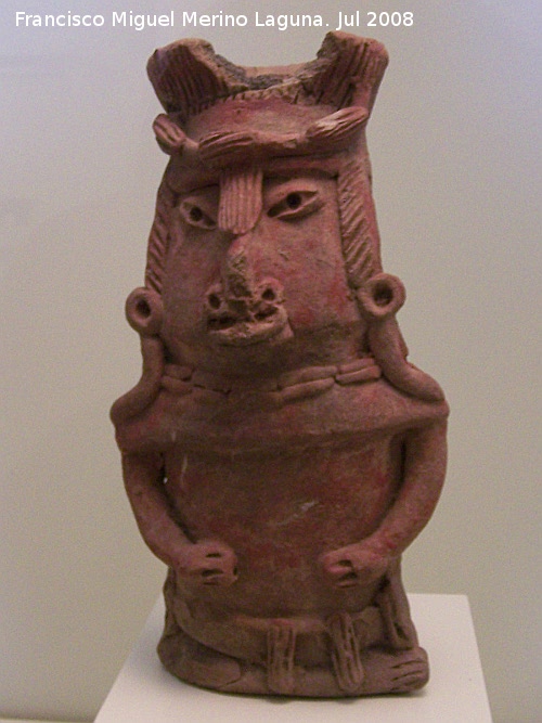 Museo de Arte Precolombino Felipe Orlando - Museo de Arte Precolombino Felipe Orlando. Figura sentada. Cultura Remojadas. 400 a.C. - 200 d.C.