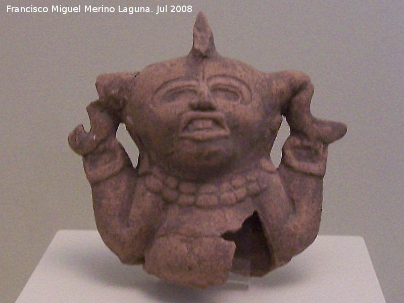 Museo de Arte Precolombino Felipe Orlando - Museo de Arte Precolombino Felipe Orlando. Figura sonriente. Cultura Remojadas - El Tajin. 200 - 900 d.C.