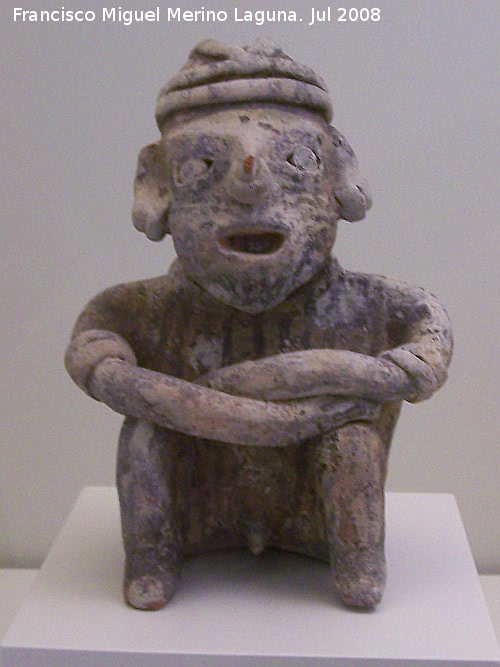 Museo de Arte Precolombino Felipe Orlando - Museo de Arte Precolombino Felipe Orlando. Figura sentada. 400 a.C. - 200 d.C.