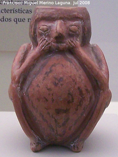 Museo de Arte Precolombino Felipe Orlando - Museo de Arte Precolombino Felipe Orlando. Figura sentada. Cultura Negativo del Carchi. 500 - 1500 d.C.
