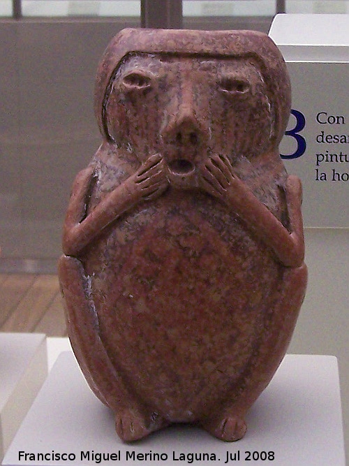Museo de Arte Precolombino Felipe Orlando - Museo de Arte Precolombino Felipe Orlando. Figura sentada. Cultura Negativo del Carchi. 500 - 1500 d.C.