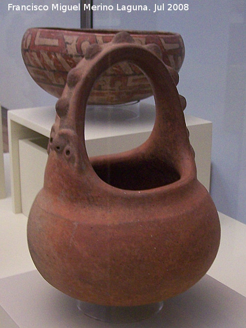 Museo de Arte Precolombino Felipe Orlando - Museo de Arte Precolombino Felipe Orlando. Vasija con asa. 800 - 1200 d.C.