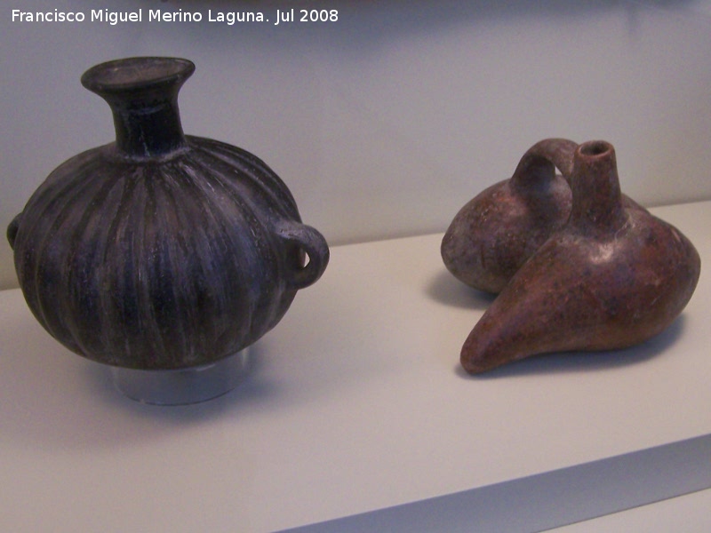 Museo de Arte Precolombino Felipe Orlando - Museo de Arte Precolombino Felipe Orlando. Vasijas con forma de calabaza. Cultura Chim 1470-1500 d.C.