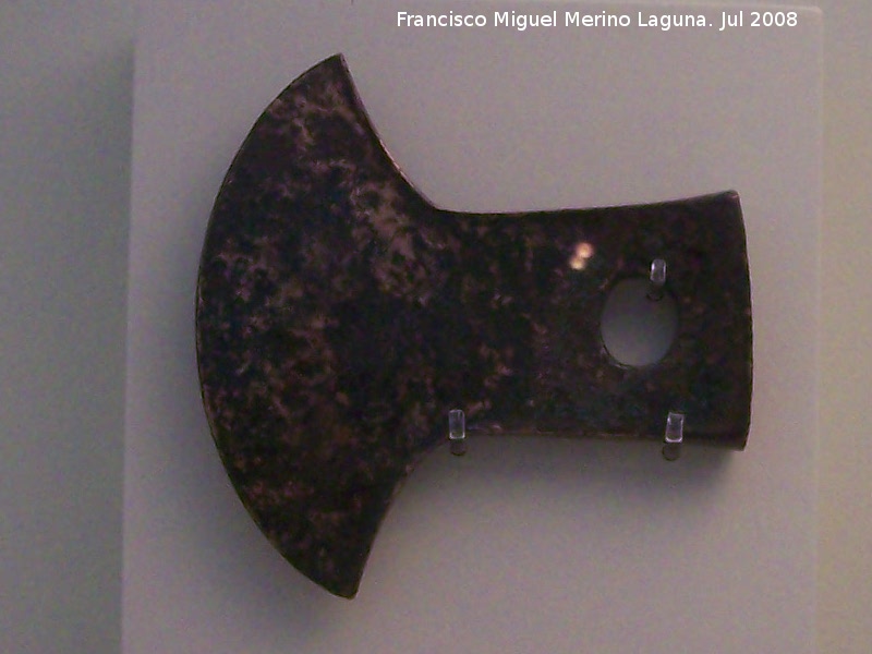 Museo de Arte Precolombino Felipe Orlando - Museo de Arte Precolombino Felipe Orlando. Hacha de bronce. 1400 - 1500 d.C.