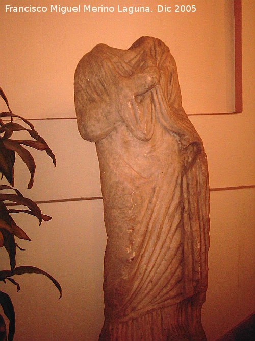 Yacimiento arqueolgico Ronda la Vieja - Yacimiento arqueolgico Ronda la Vieja. Estatua en el Ayuntamiento