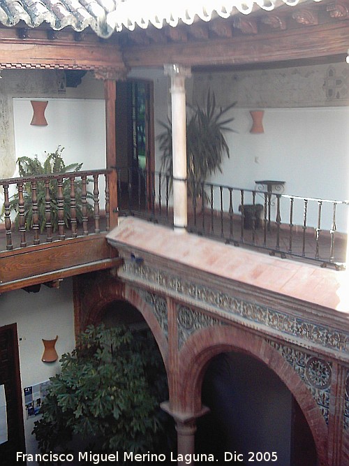 Palacio de Mondragn - Palacio de Mondragn. Patio que da paso a los Jardnes