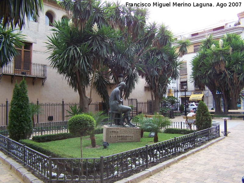 Plaza Concha Sandobal - Plaza Concha Sandobal. Monumento a la Bordadora Lorquina