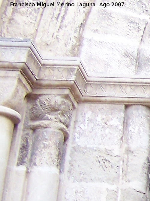 Puerta de San Antonio - Puerta de San Antonio. Capitel original