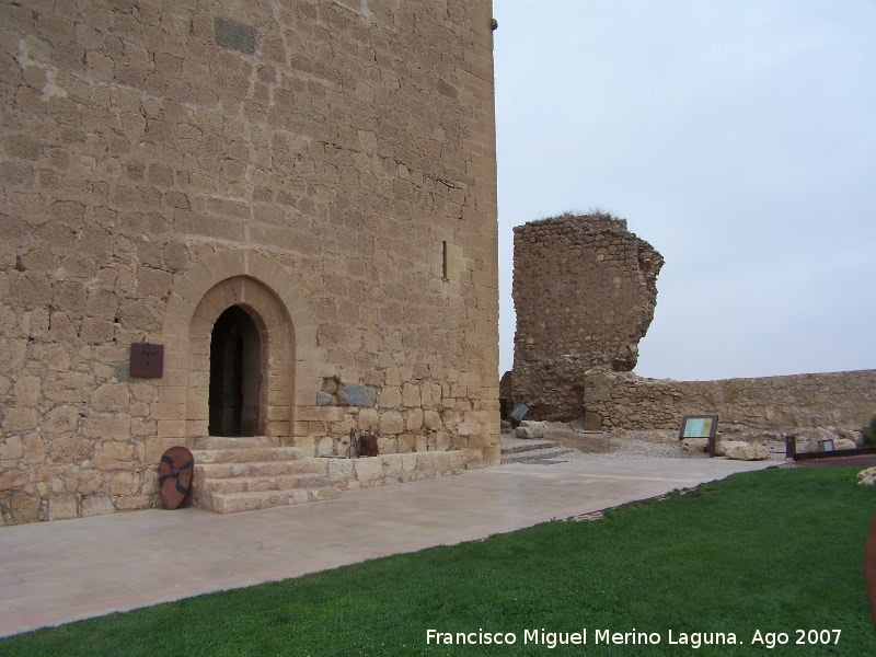 Castillo de Lorca. Torre del Espoln - Castillo de Lorca. Torre del Espoln. Puerta de acceso. Al fondo el Torren Norte I