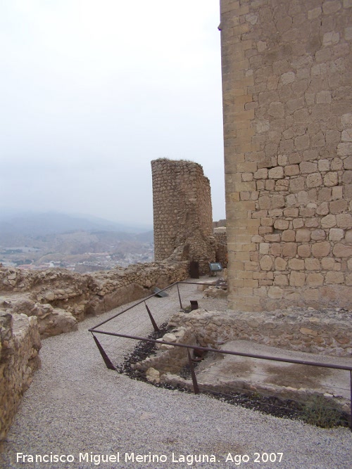 Castillo de Lorca. Torre del Espoln - Castillo de Lorca. Torre del Espoln. Restos a su lado oeste. Al fondo la Torre Norte I