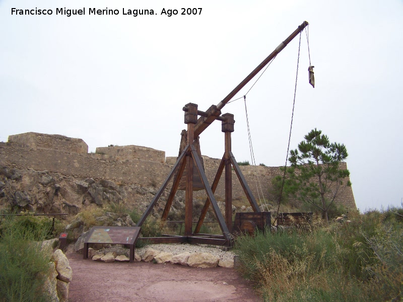 Castillo de Lorca. Patio de Armas del Espoln - Castillo de Lorca. Patio de Armas del Espoln. Catapulta