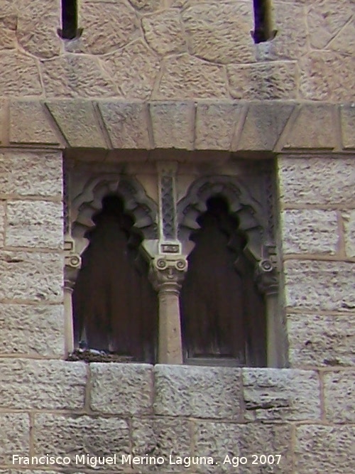 Palacio de los Condes de San Julin - Palacio de los Condes de San Julin. Ventana con parteluz de la torre