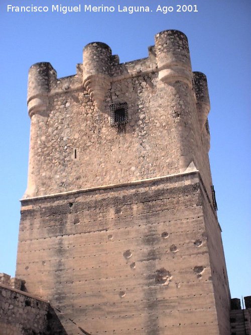 Castillo de la Atalaya - Castillo de la Atalaya. Torre del Homenaje con las marcas de los caonazos