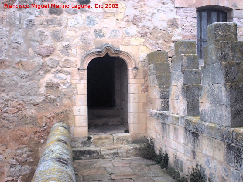 Castillo de Belmonte - Castillo de Belmonte. Adarve y acceso a la Torre del Homenaje