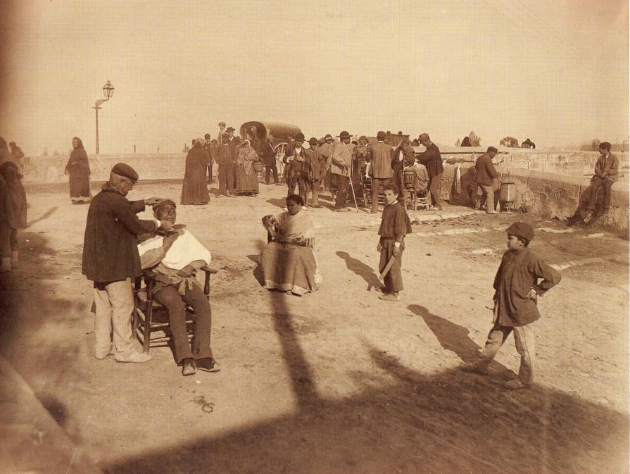 Puente de Serranos - Puente de Serranos. Barberos en el Puente hacia 1890