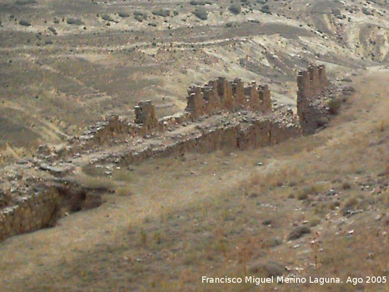 Castillo de Moya - Castillo de Moya. Adarve con restos de almenas