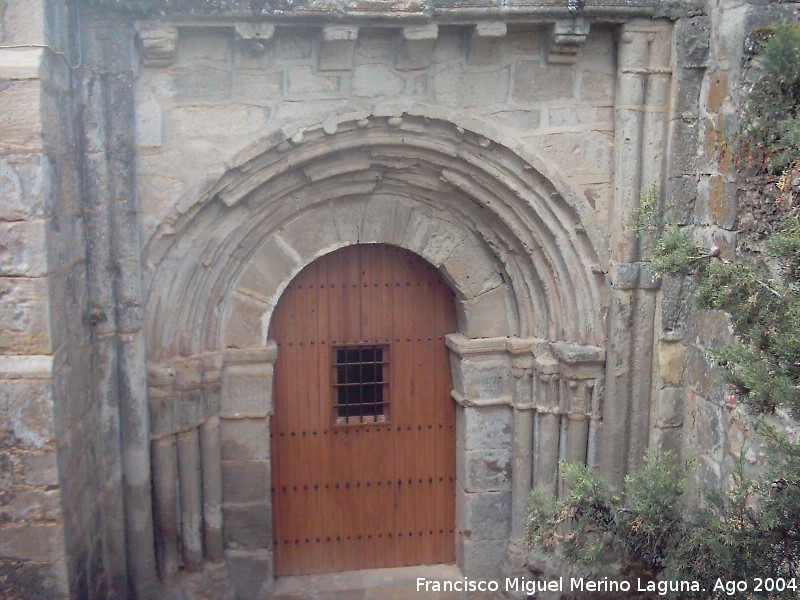 Monasterio de Benafuente del Sistal - Monasterio de Benafuente del Sistal. Puerta de la iglesia