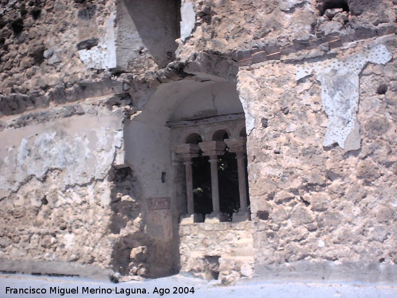 Castillo de Pea Bermeja - Castillo de Pea Bermeja. Ventana con restos de policroma en sus paredes