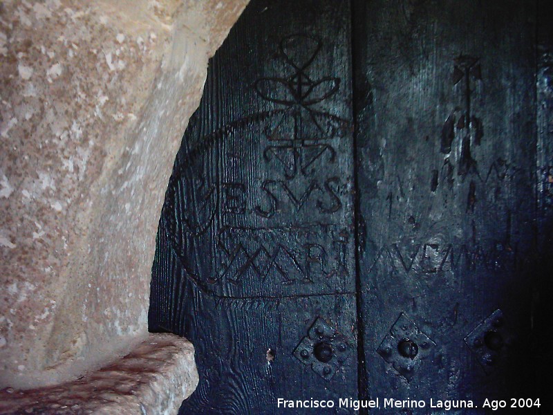 Ermita de Ntra. Sra. de la Carrasca - Ermita de Ntra. Sra. de la Carrasca. Grabados en la puerta