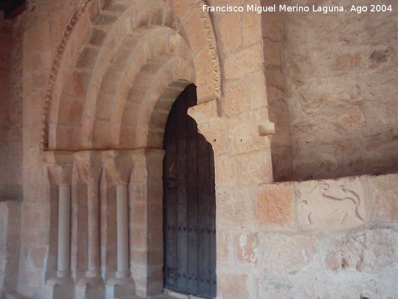 Ermita de Santa Catalina - Ermita de Santa Catalina. Lobo y reloj de sol