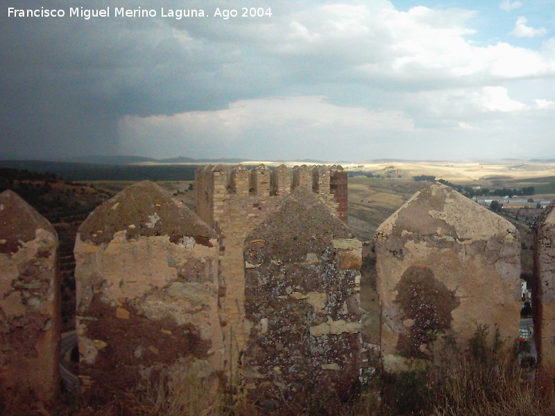 Castillo de Molina de Aragn - Castillo de Molina de Aragn. Al fondo Torre de Doa Blanca