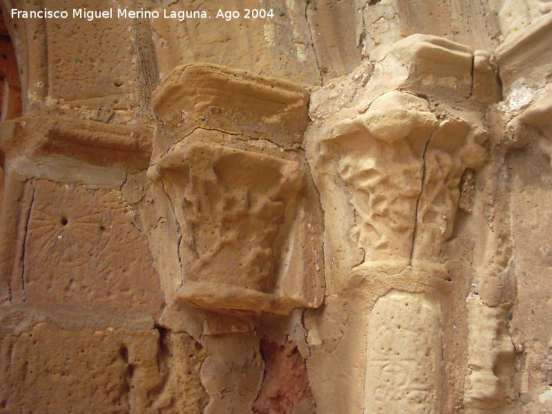 Iglesia de Santa Mara Magdalena - Iglesia de Santa Mara Magdalena. Reloj de Sol, capiteles y grabados