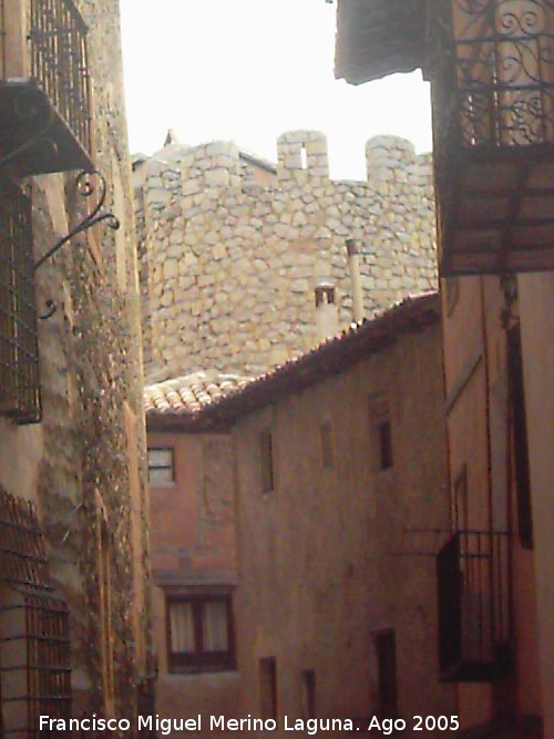 Murallas de Albarracn - Murallas de Albarracn. Torren circular del recinto interno en la Plaza de la Comunidad