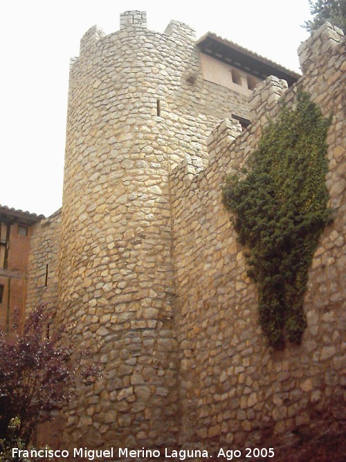 Murallas de Albarracn - Murallas de Albarracn. Torren circular del recinto interno en la Plaza de la Comunidad