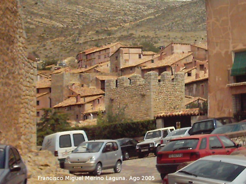 Murallas de Albarracn - Murallas de Albarracn. La torre del Portal del Agua y al fondo la torre del Portal de Molina
