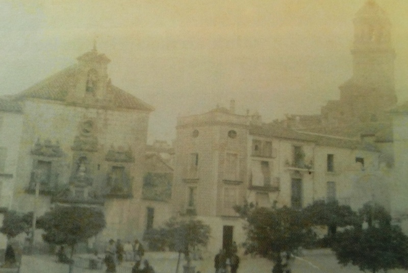  - . Foto antigua.  A la  izquierda la Capilla de la Aurora hoy convertida en un bar