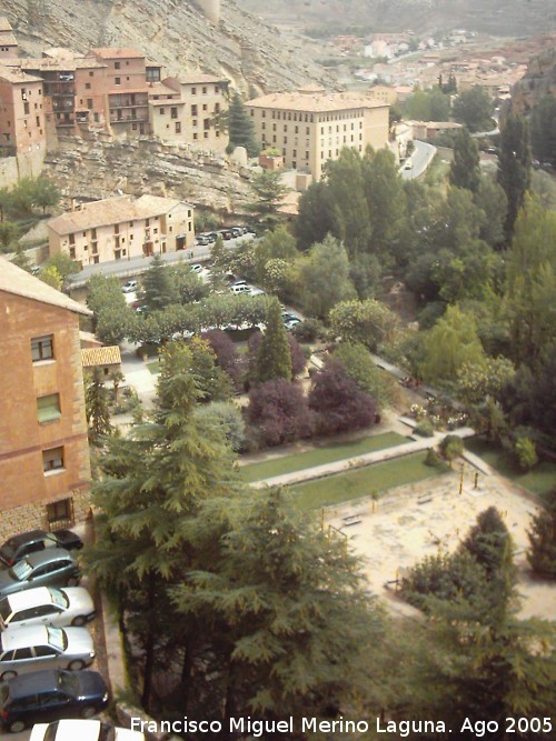 Mirador de Albarracn - Mirador de Albarracn. Parque junto al Ro Guadalaviar