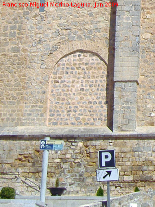 Iglesia de Santa Mara - Iglesia de Santa Mara. Arco cegado en la fachada principal
