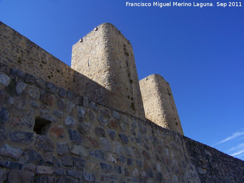 Castillo de Alcaudete - Castillo de Alcaudete. Antemuro y torres de la puerta