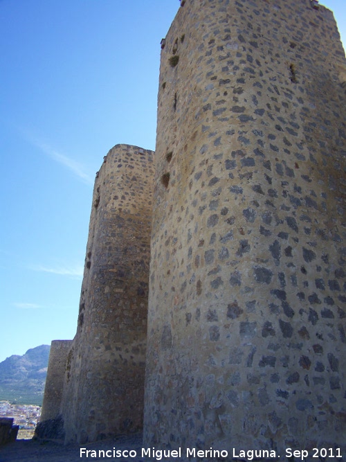Castillo de Alcaudete - Castillo de Alcaudete. Torreones de la Puerta