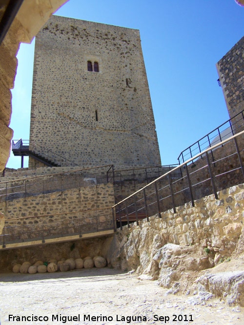 Castillo de Alcaudete - Castillo de Alcaudete. Torre del Homenaje y balas de catapulta