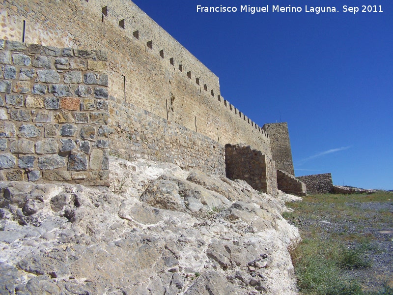 Castillo de Alcaudete - Castillo de Alcaudete. Antemuro y murallas