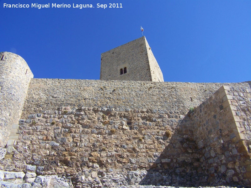 Castillo de Alcaudete - Castillo de Alcaudete. Antemuro, murallas y Torre del Homenaje