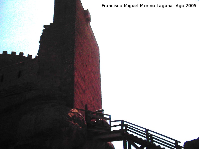 Castillo de Peracense - Castillo de Peracense. Torre de acceso al recinto intermedio