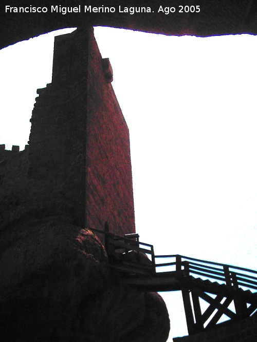 Castillo de Peracense - Castillo de Peracense. Torre de acceso al recinto intermedio