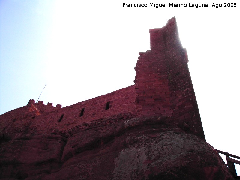 Castillo de Peracense - Castillo de Peracense. Murallas del recinto intermedio