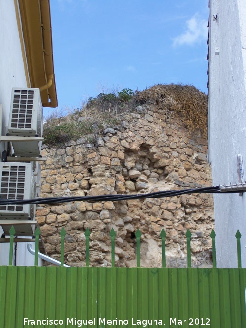 Muralla de Alcaudete - Muralla de Alcaudete. Torren tras las casas de la Calle Carnicera
