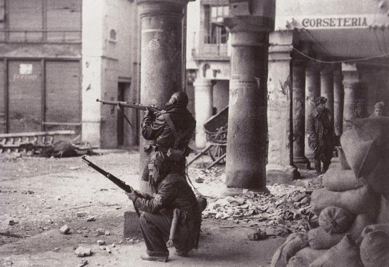 Historia de Teruel - Historia de Teruel. 24 de Diciembre de 1937. Tropas republicanas combatiendo en el centro de la ciudad