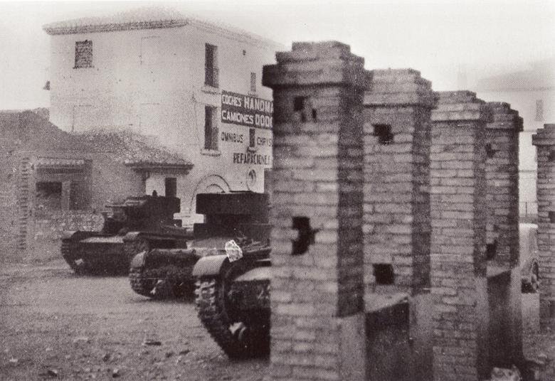 Historia de Teruel - Historia de Teruel. Diciembre1937. Vanguardia de carros de combate sovieticos t-26b en la toma de la ciudad por las fuerzas ruplicanas