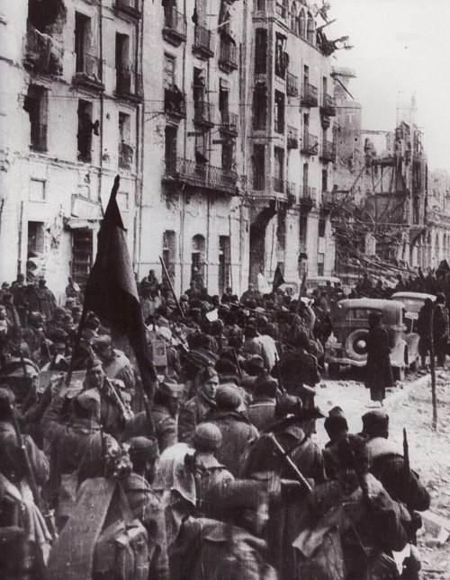 Historia de Teruel - Historia de Teruel. 22 febrero 1938. Soldados avanzando por la avenida de Zaragoza tras la toma de la ciudad por el ejercito nacional