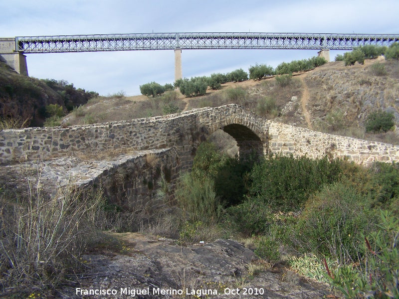 Puente medieval El Pontn - Puente medieval El Pontn. Con el Viaducto sobre el Ro Vvoras al fondo