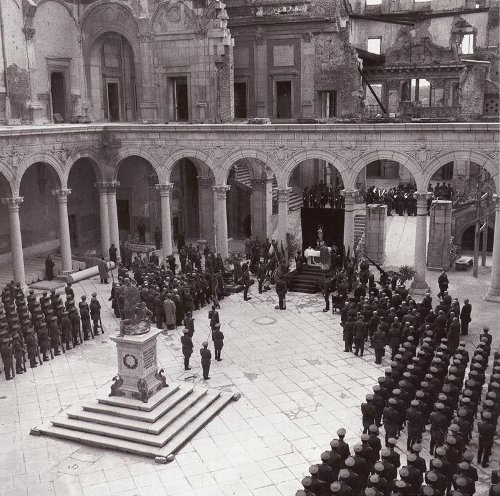 Alczar de Toledo - Alczar de Toledo. Franco preside el patio de armas del Alczar los actos conmemorativos de las bodas de oro de la XIV promocin de Infantera a la que pertenece.5 noviembre 1957