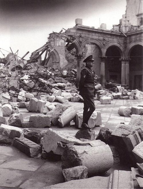 Alczar de Toledo - Alczar de Toledo. El coronel Moscard entre las ruinas del Alczar 1942