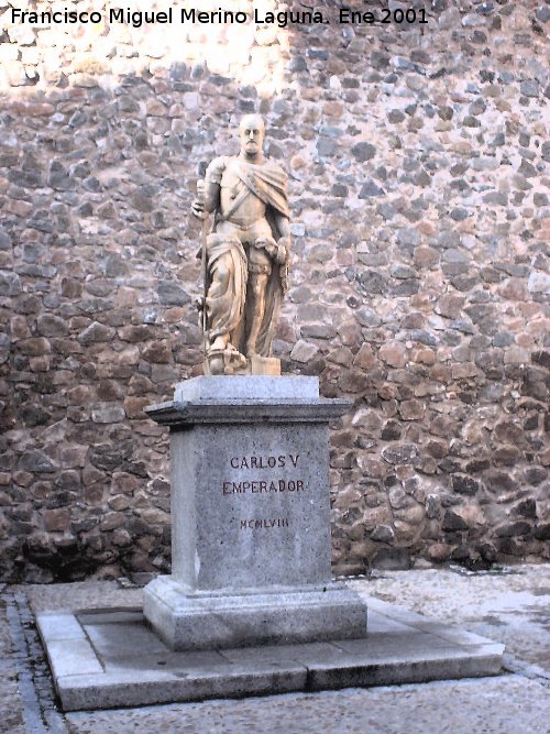 Puerta de Bisagra - Puerta de Bisagra. Estatua de Carlos V en el interior de la puerta