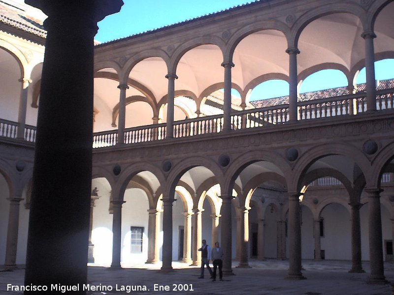 Hospital de Tavera - Hospital de Tavera. Patio